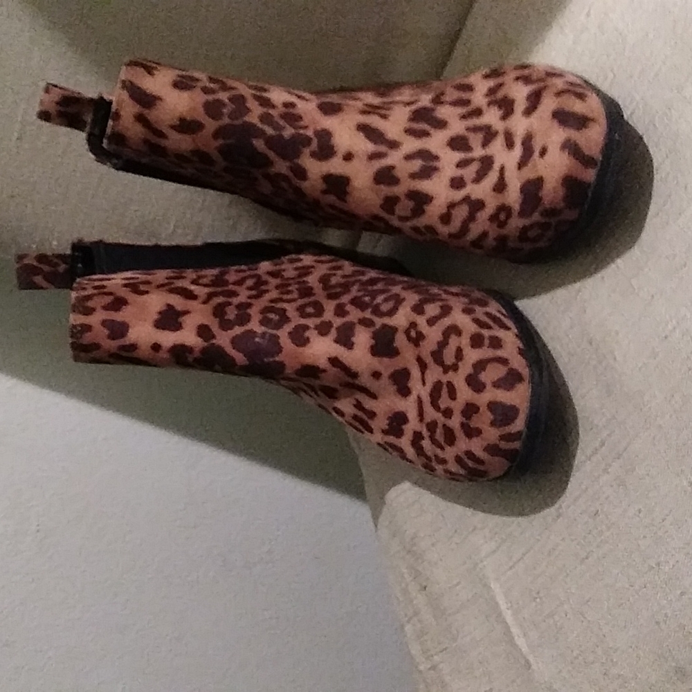 Size 7 women's leopard print ankle boots
